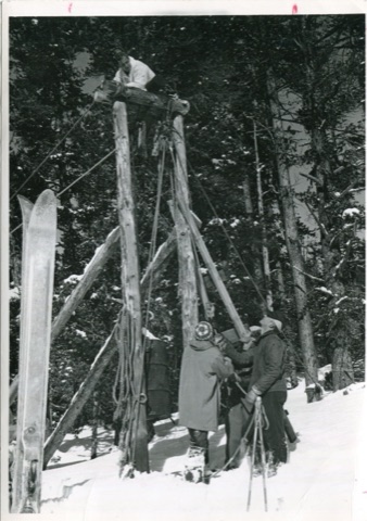 1945 Men Rigging tow line