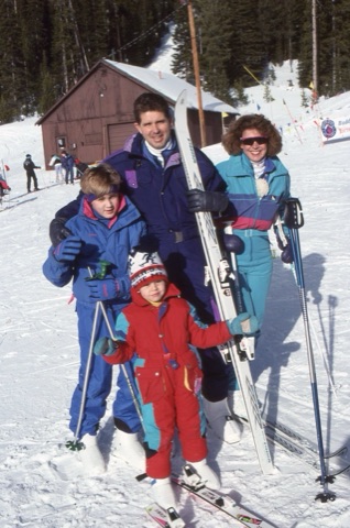 1990s unknown family of 4 near lodge