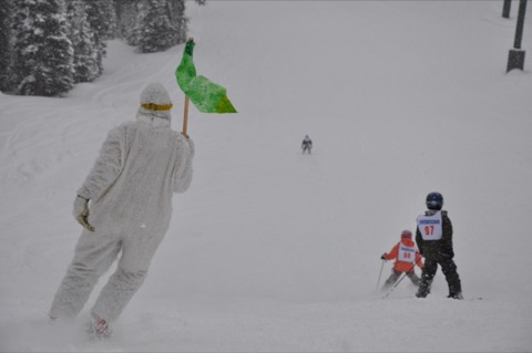 2010 Yetu skiing with green flag