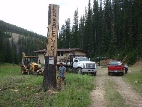 2013 Jesse Gregory chain saw carving sign out of tree of Prospector double chairlift-after