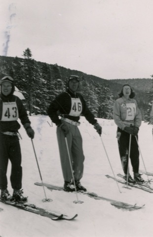 1951 3 Skiers at base